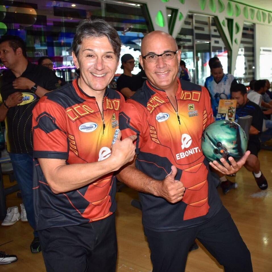 Bowlers wearing jerseys designed for Amleto Monacelli